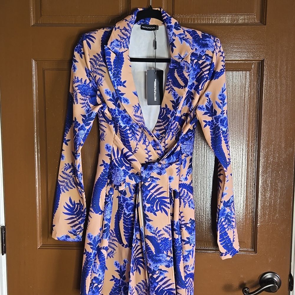 PrettyLittleThing-Nude & blue floral print wrap blazer dress Sz 8 NWT.